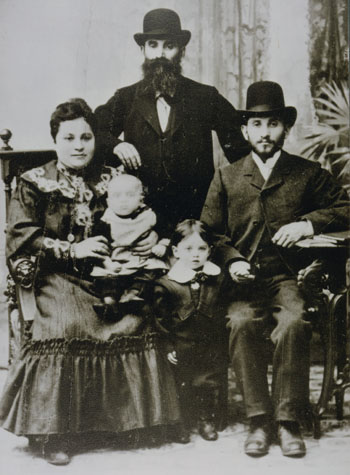 Moshe Hilel Portnoj (1846-1932) saapui Turkuun opettajaksi vuonna 1903. Hänen poikansa Israel Susman kouluttautui Toorankirjoittajaksi. Yksi hänen tekstaamista Toorakääröistä on edelleen käytössä Turun Synagogassa.